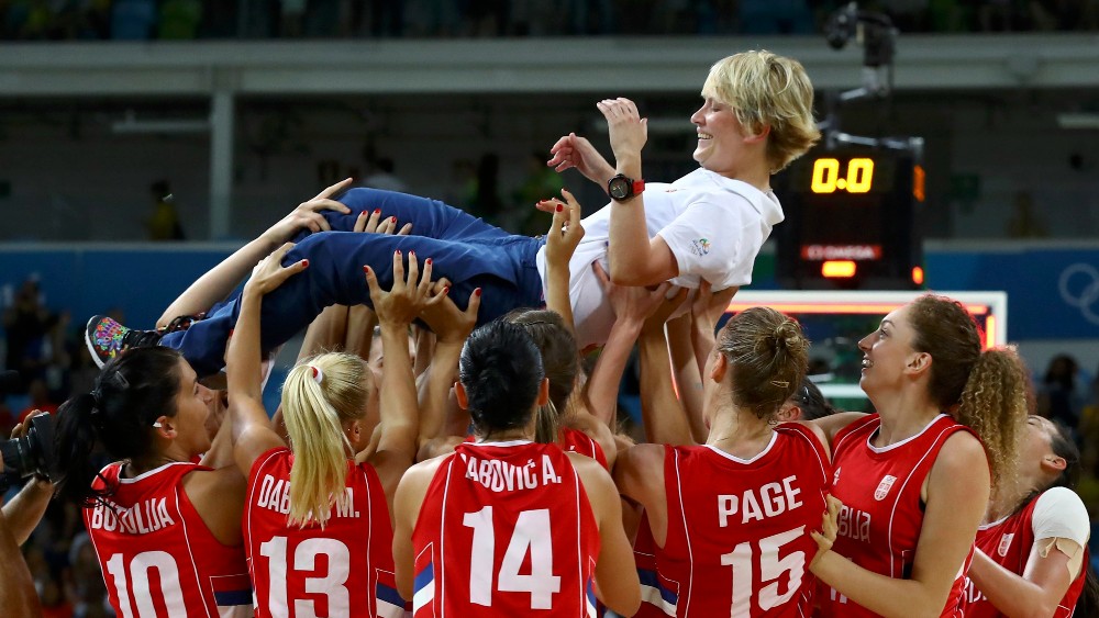 Marina Maljković sa košarkašicama slave bronzu 2016. godine (©Reuters)